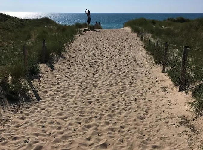 Grande Maison Familiale à - 500 M De La Surveillée